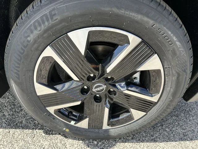 New 2026 Gun Metallic / Scarlet Ember Tintcoat Two-tone Nissan SV image 20