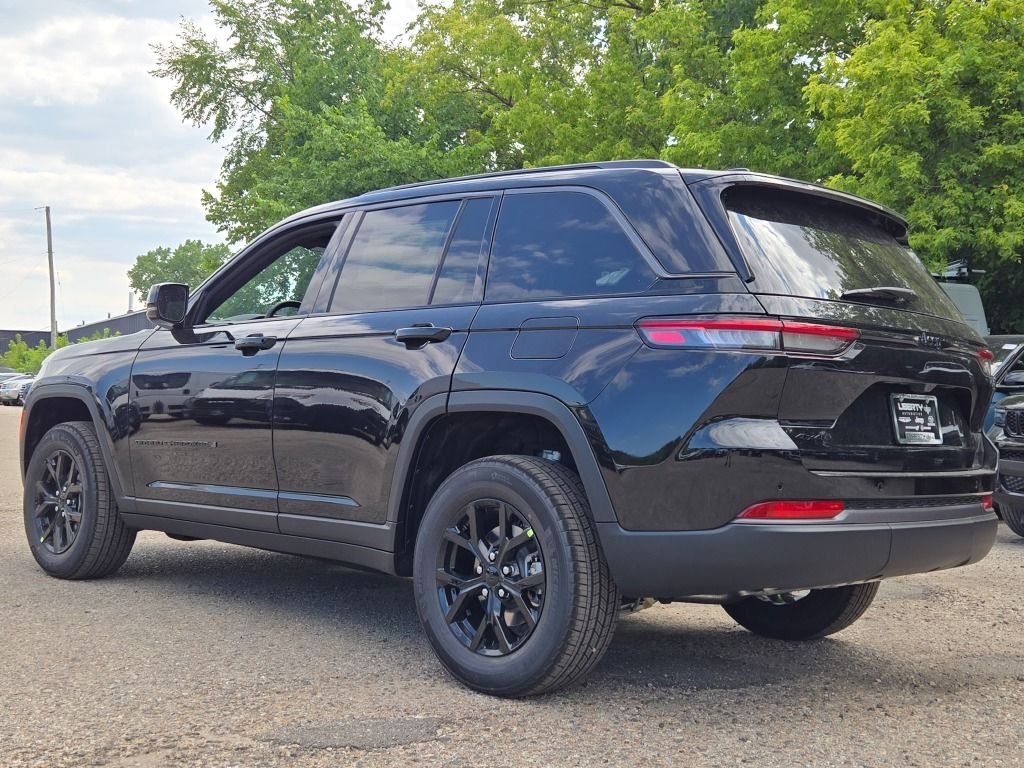 New 2026 Diamond Black Crystal Pearlcoat Jeep Altitude image 16