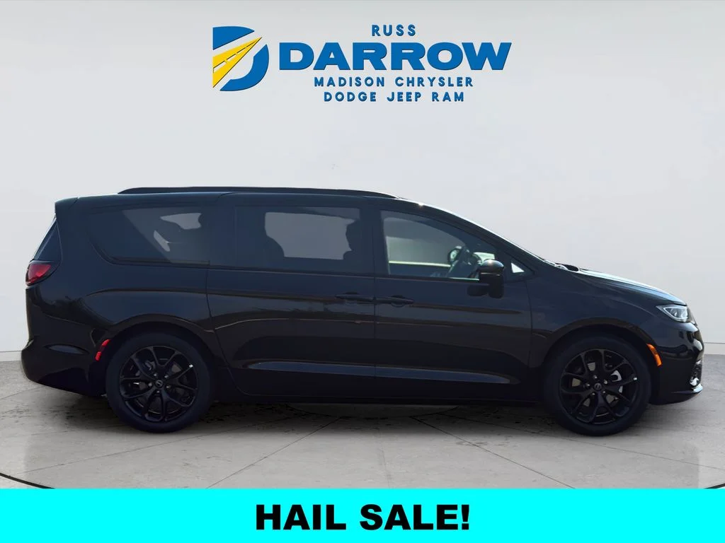 New 2026 Diamond Black Crystal Pearl-Coat Exterior Paint Chrysler Limited image 6