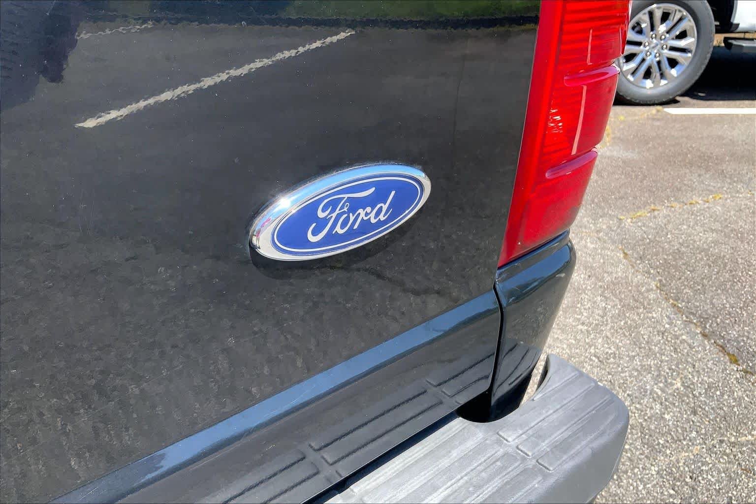 Used 2003 Black Ford Edge image 24