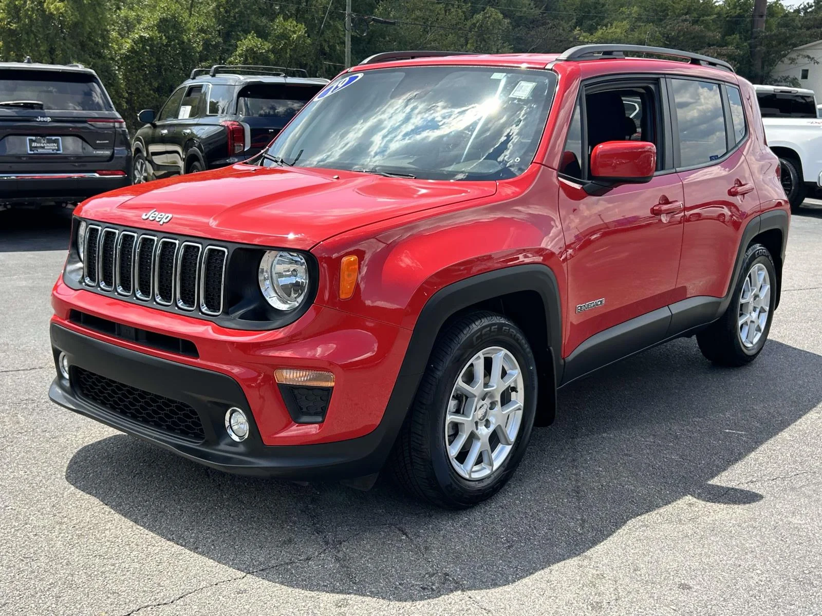Used 2019 Red Jeep Latitude FWD image 8