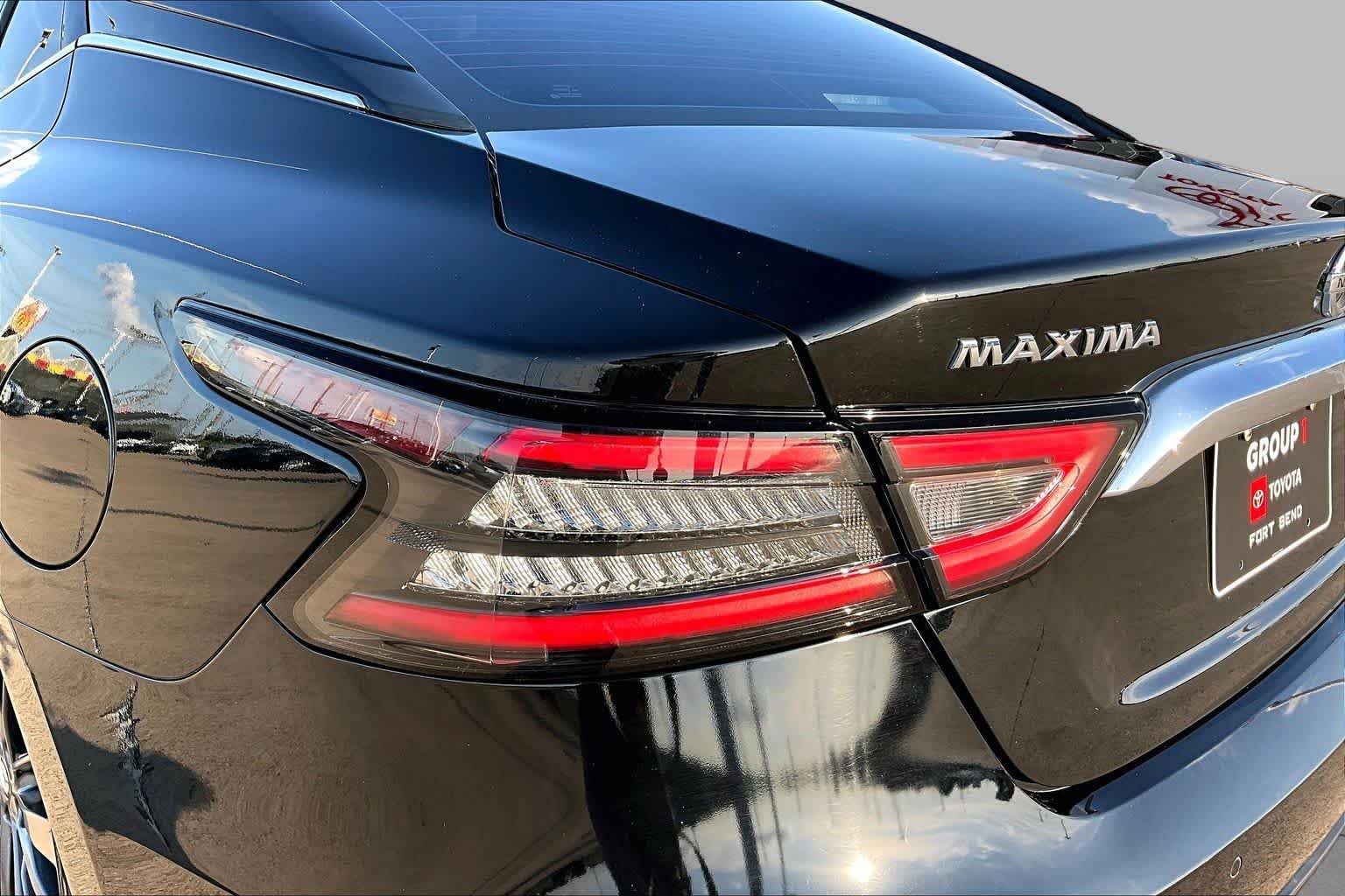 Used 2020 Super Black Nissan Platinum image 25