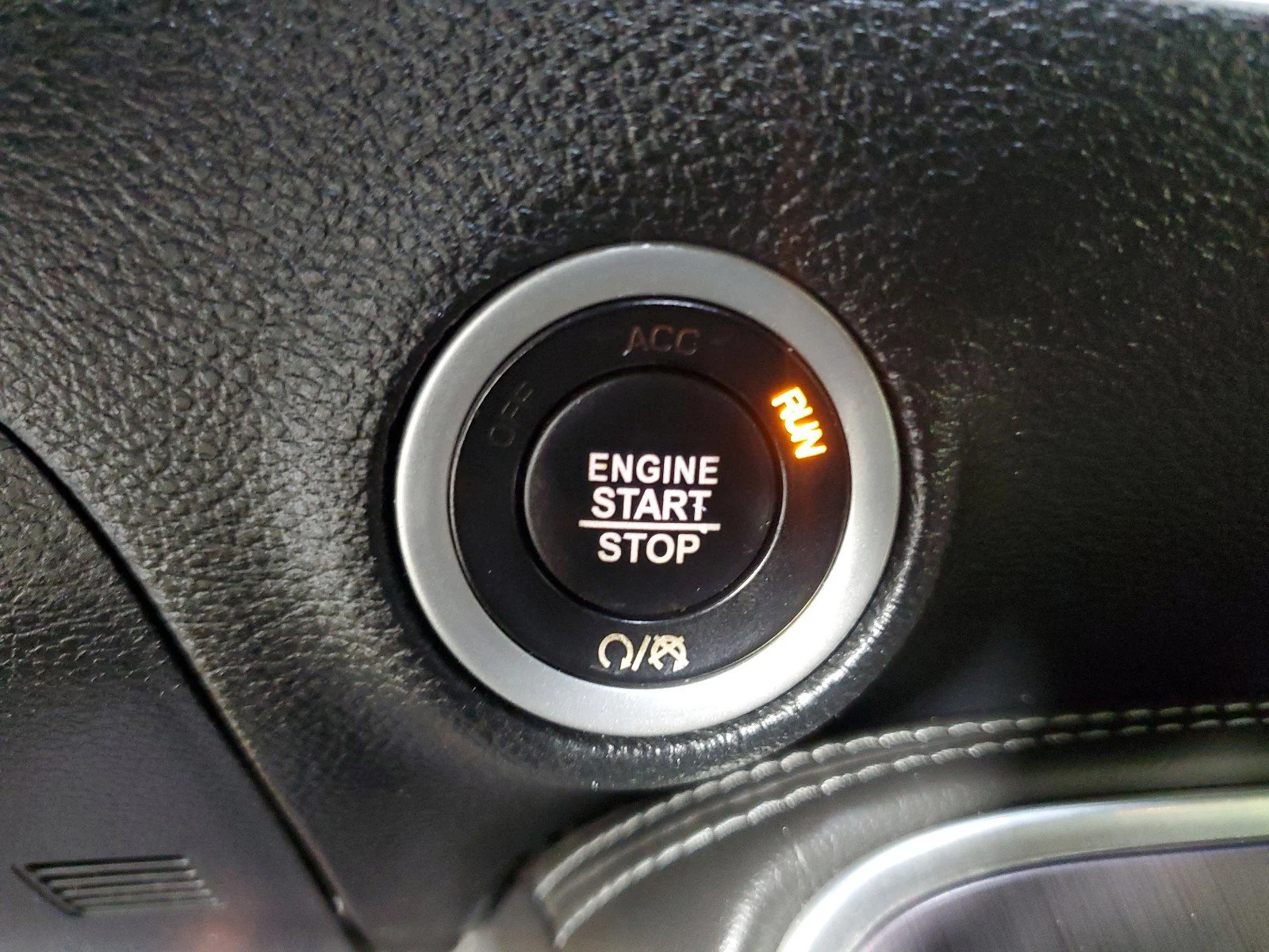 Used 2018 Pitch Black Clearcoat Dodge SXT image 31