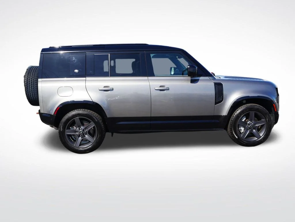 Used 2023  Land Rover X-Dynamic SE image 6