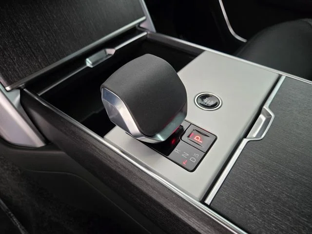 New 2026 Eiger Grey Land Rover SE image 23