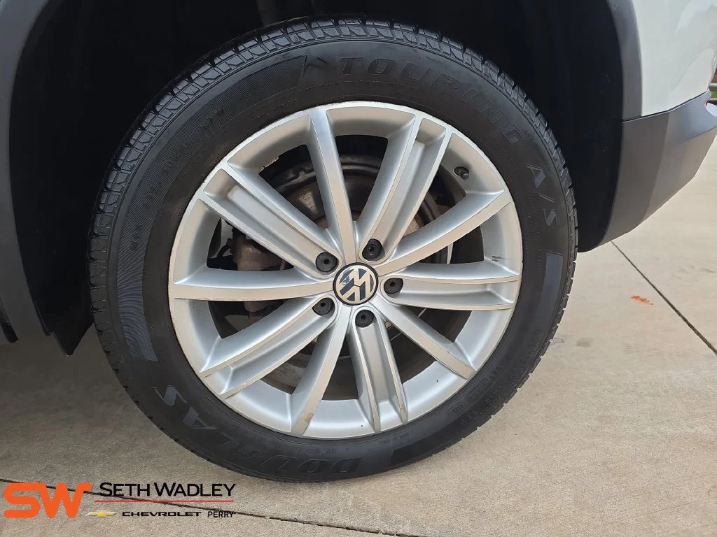 Used 2016 White Volkswagen SE image 32