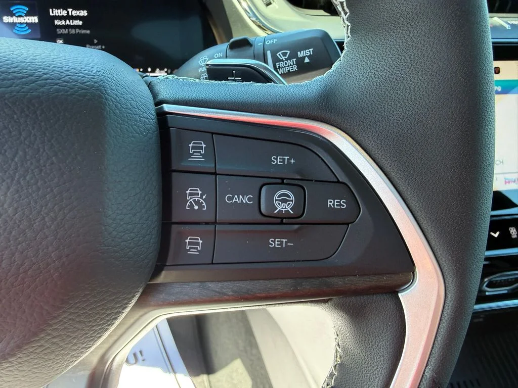 New 2026 Diamond Black Crystal Pearlcoat Jeep Laredo image 23