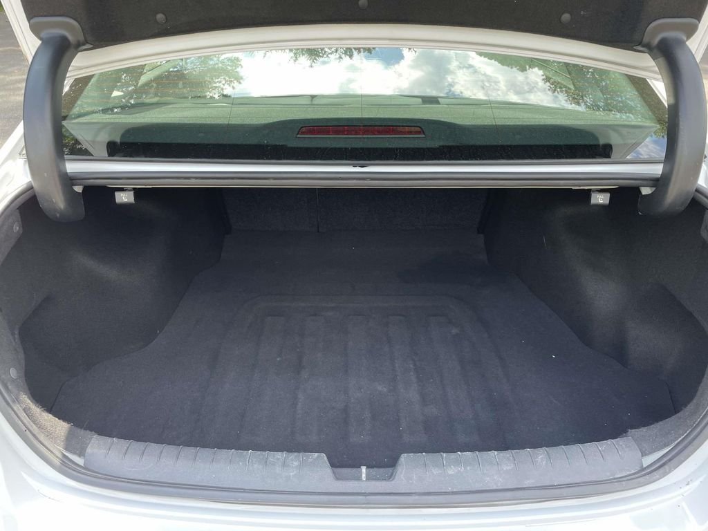 Used 2017 White Hyundai Base image 8