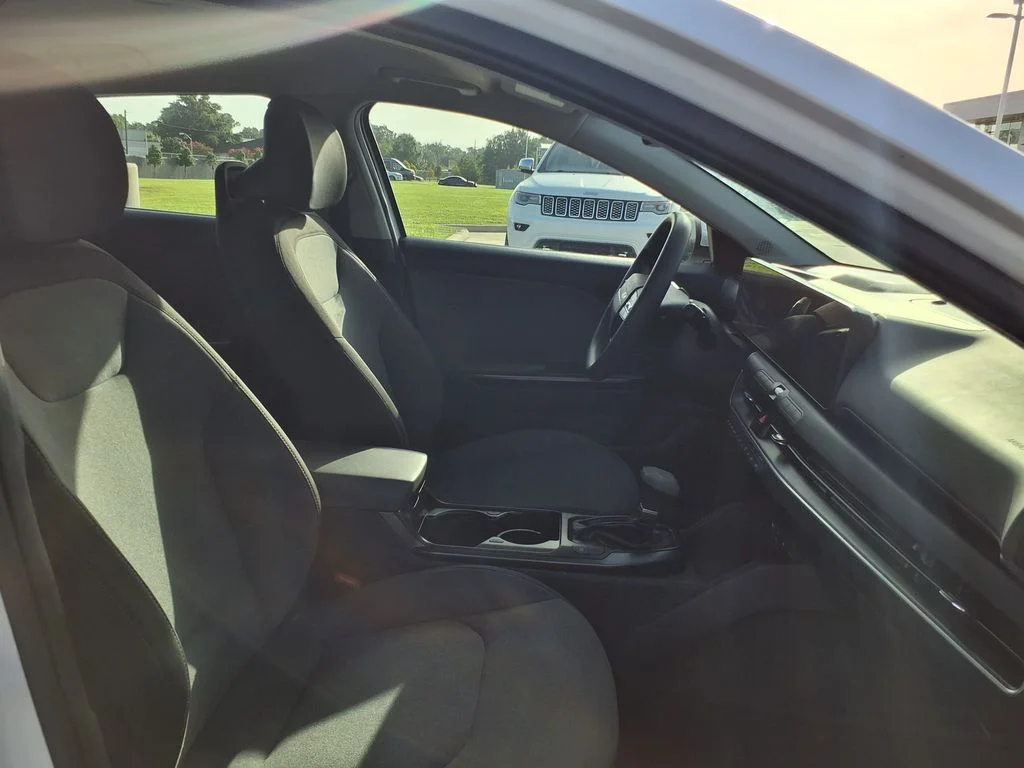 Used 2025 White Kia LXS image 31
