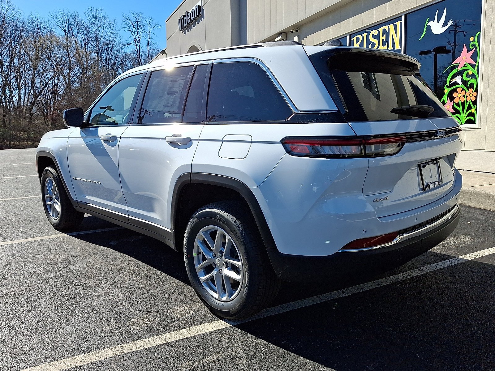 New 2026 Bright White Clear-Coat Exterior Paint Jeep Laredo X image 4