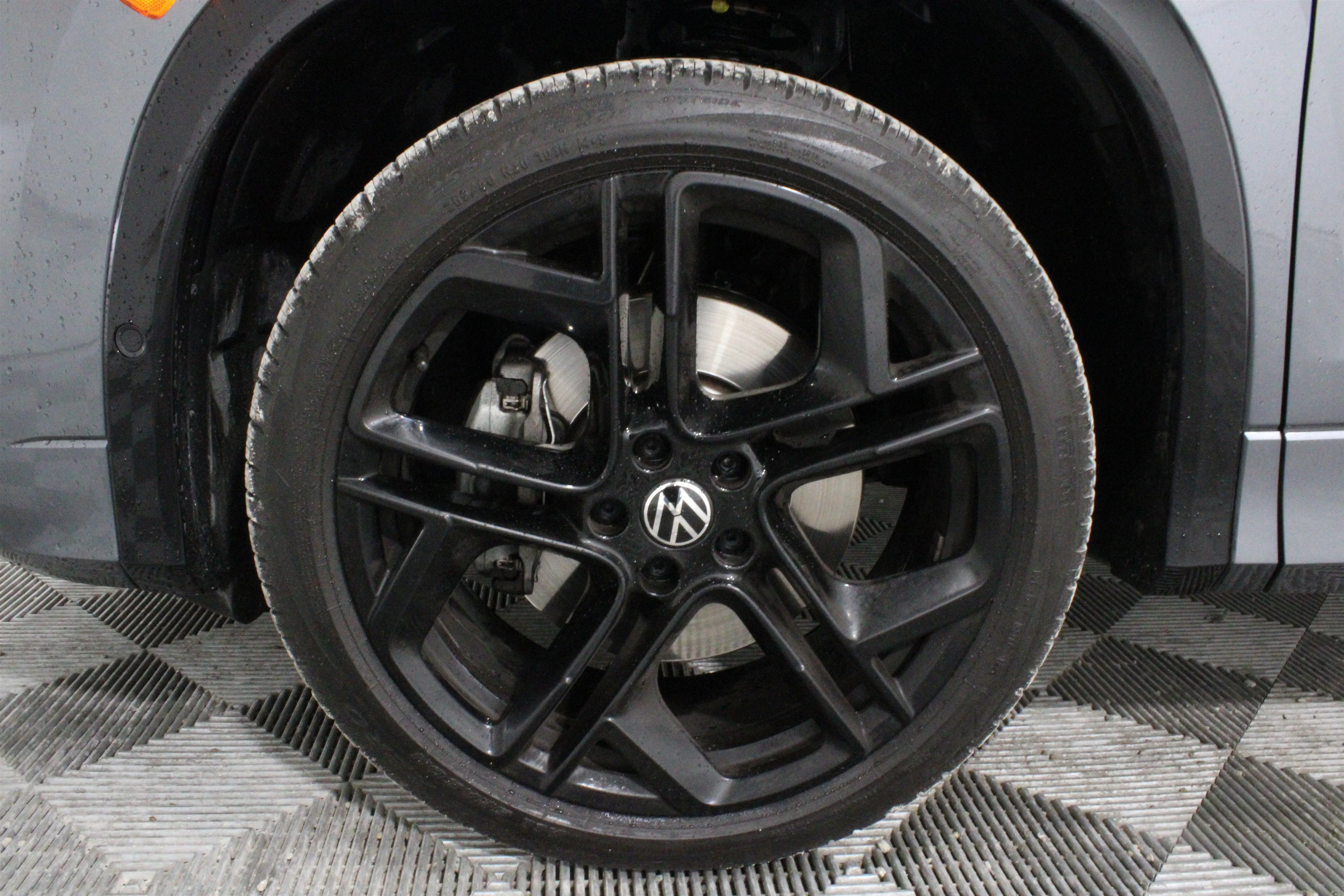 Used 2025 Platinum Gray Metallic Volkswagen SE R-Line Black image 33
