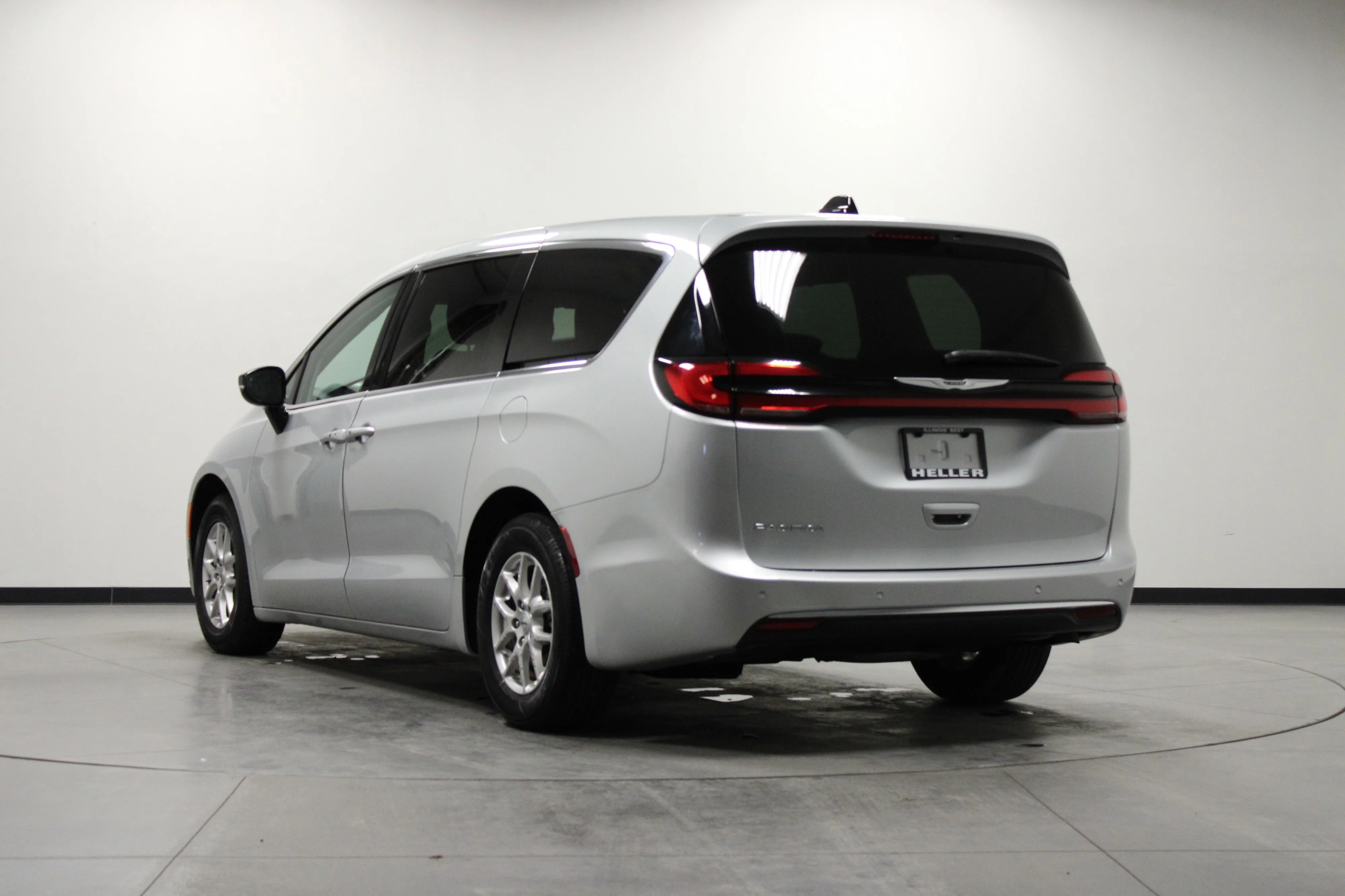 Used 2024 Silver Mist Clearcoat Chrysler Touring L image 6