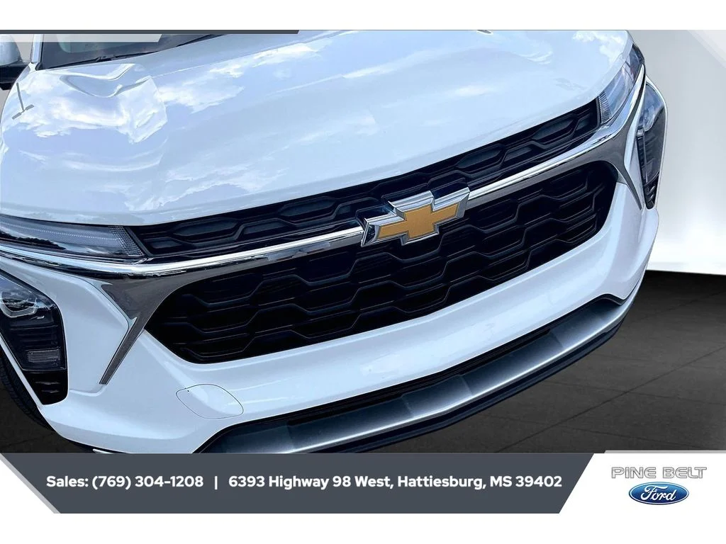 Used 2025 Summit White Chevrolet LT image 22