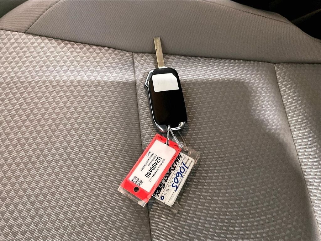 Used 2025 White Kia S image 29