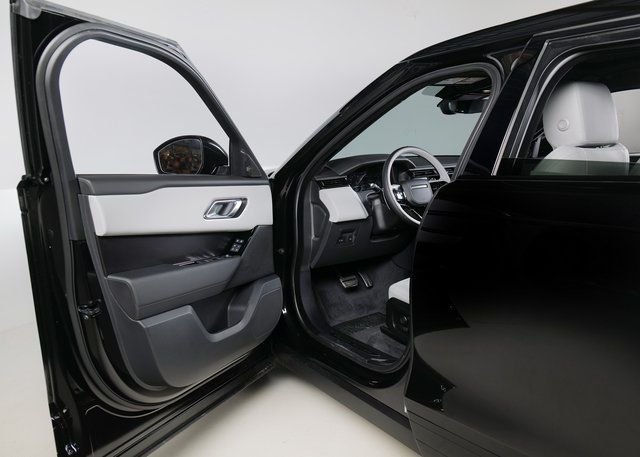 New 2026 Santorini Black Land Rover Dynamic SE image 23