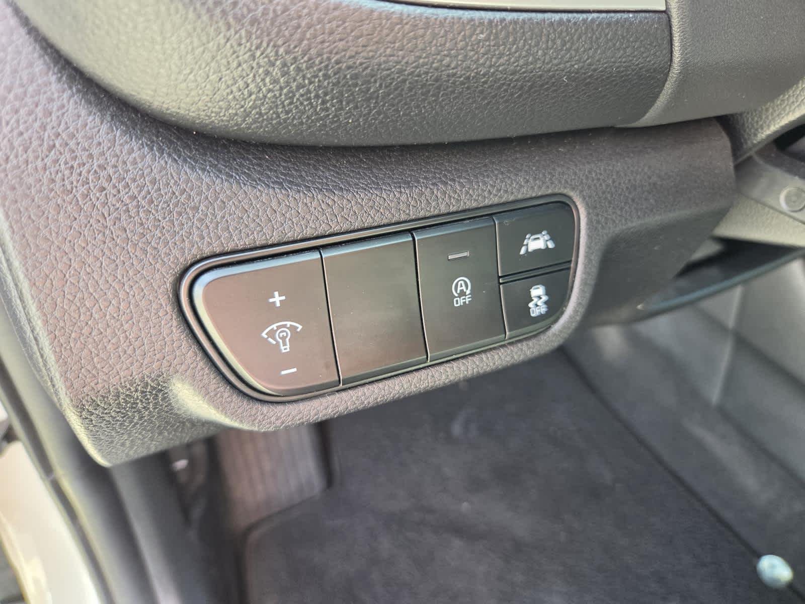 Used 2023 Snow White Pearl Kia SX image 17