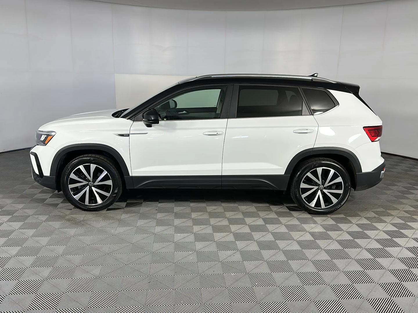 Used 2023 Pure White w/Deep Black Roof Volkswagen SE image 7