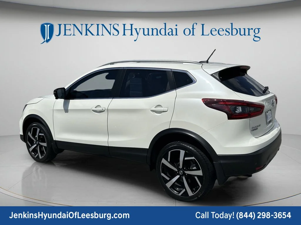 Used 2021 White Nissan SL image 7