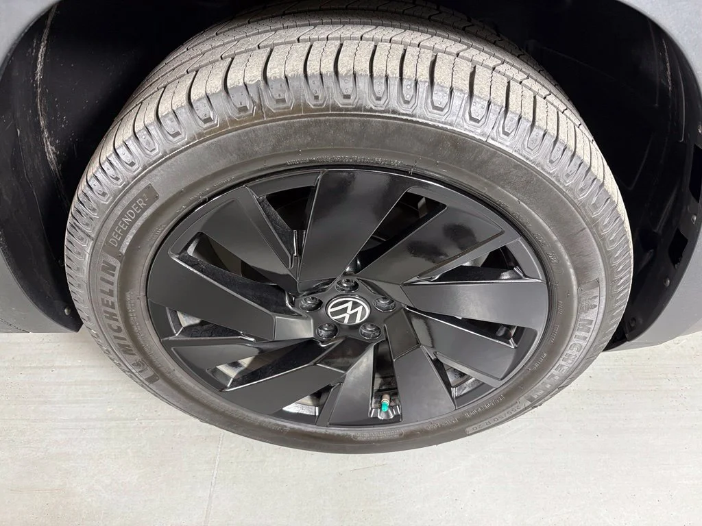 Used 2024 Black Volkswagen 2.0T SE w/Technology image 11