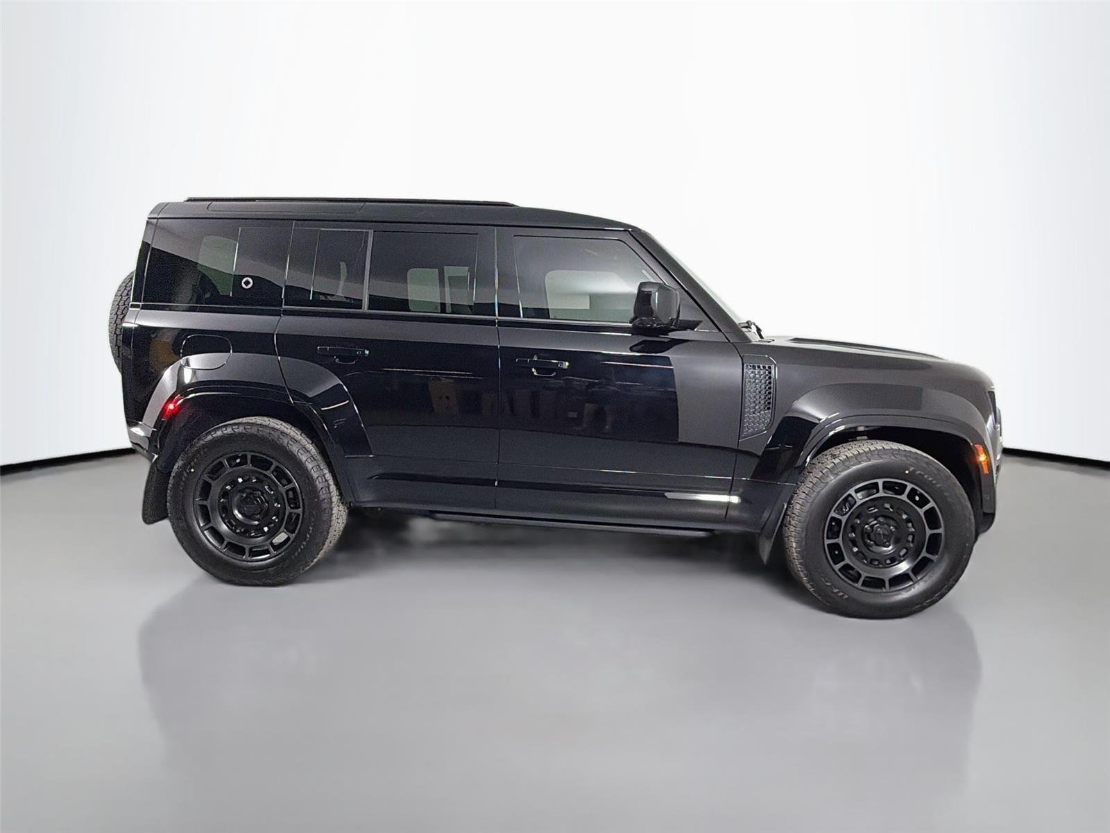 New 2026 Narvik Black LAND ROVER 110 OCTA V8 635PS image 4