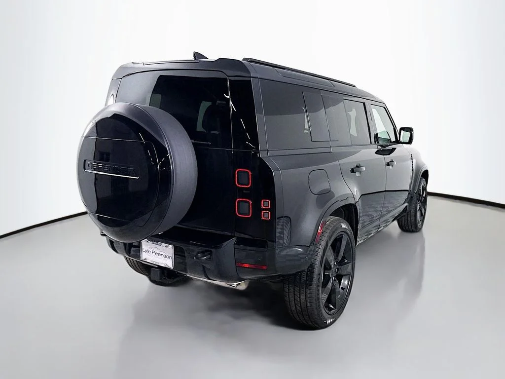 New 2026 Santorini Black Metallic Land Rover X-Dynamic SE image 9