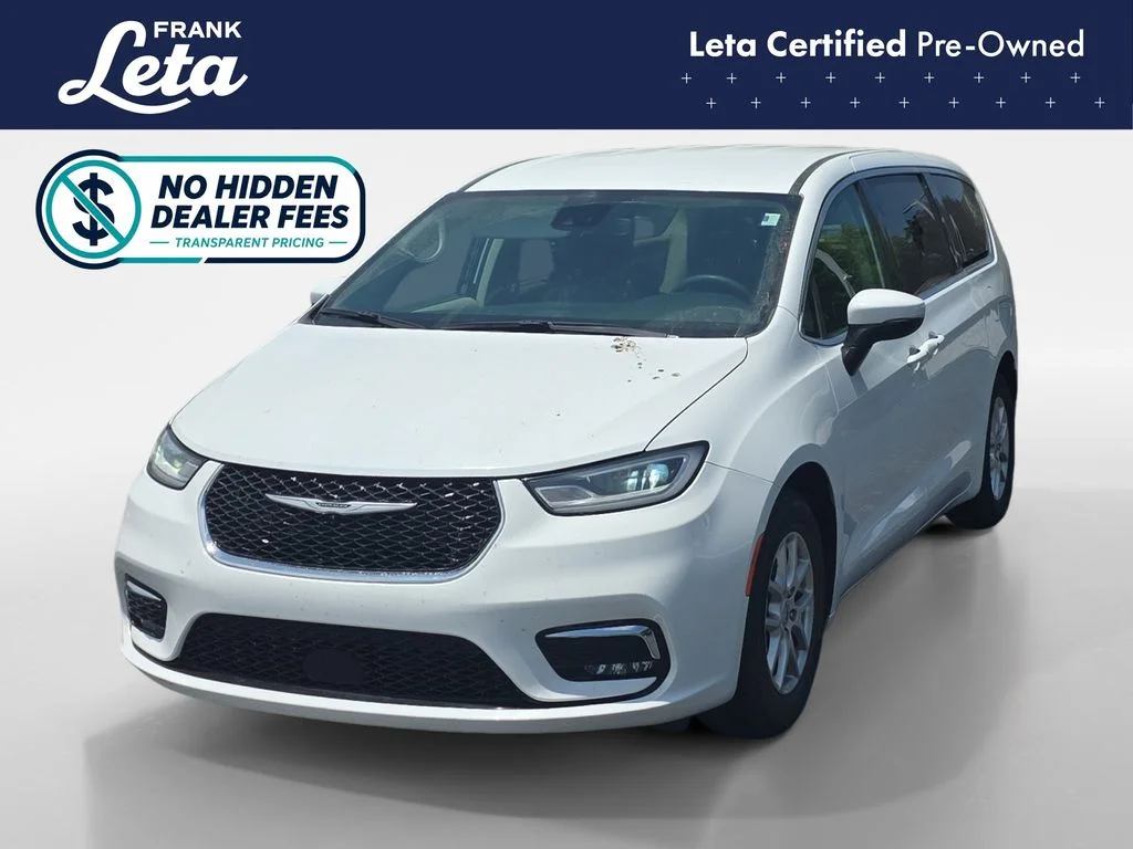 2023 Chrysler Pacifica Touring L's photo
