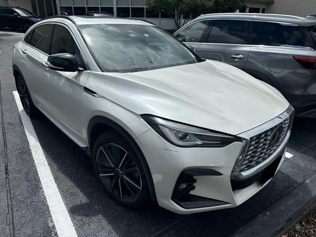 Certified Used 2023 Majestic White INFINITI LUXE image 2