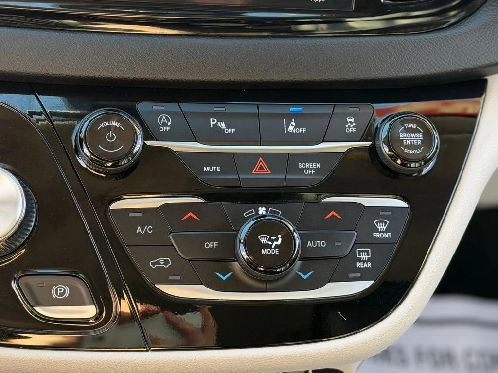 Used 2024 Silver Chrysler Touring L image 19