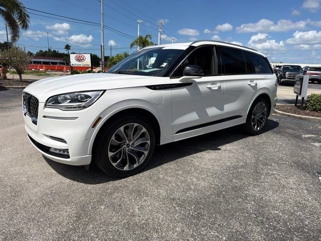 Used 2022  Lincoln Grand Touring image 3