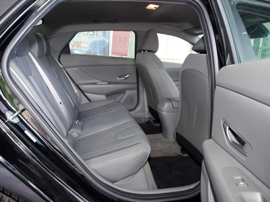 Used 2023 Black Hyundai SEL image 29