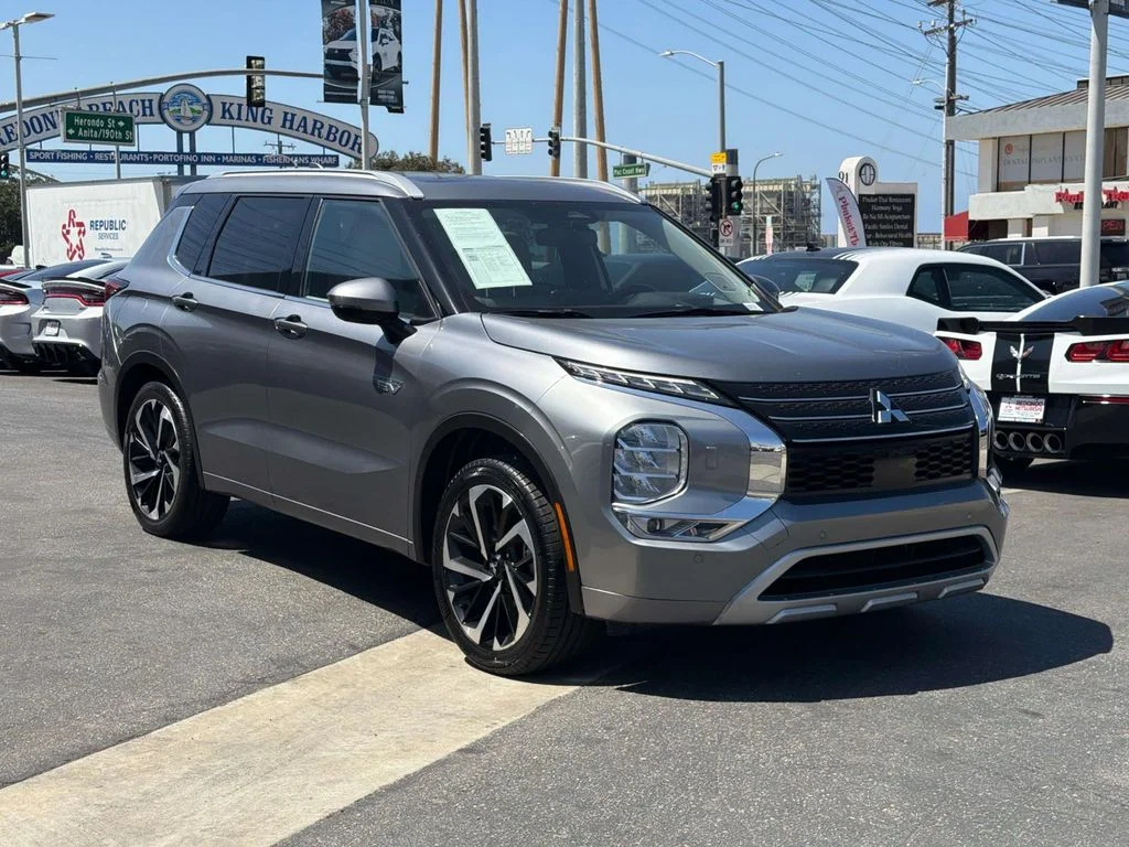 Used 2023 Mercury Gray Metallic Mitsubishi SEL image 2
