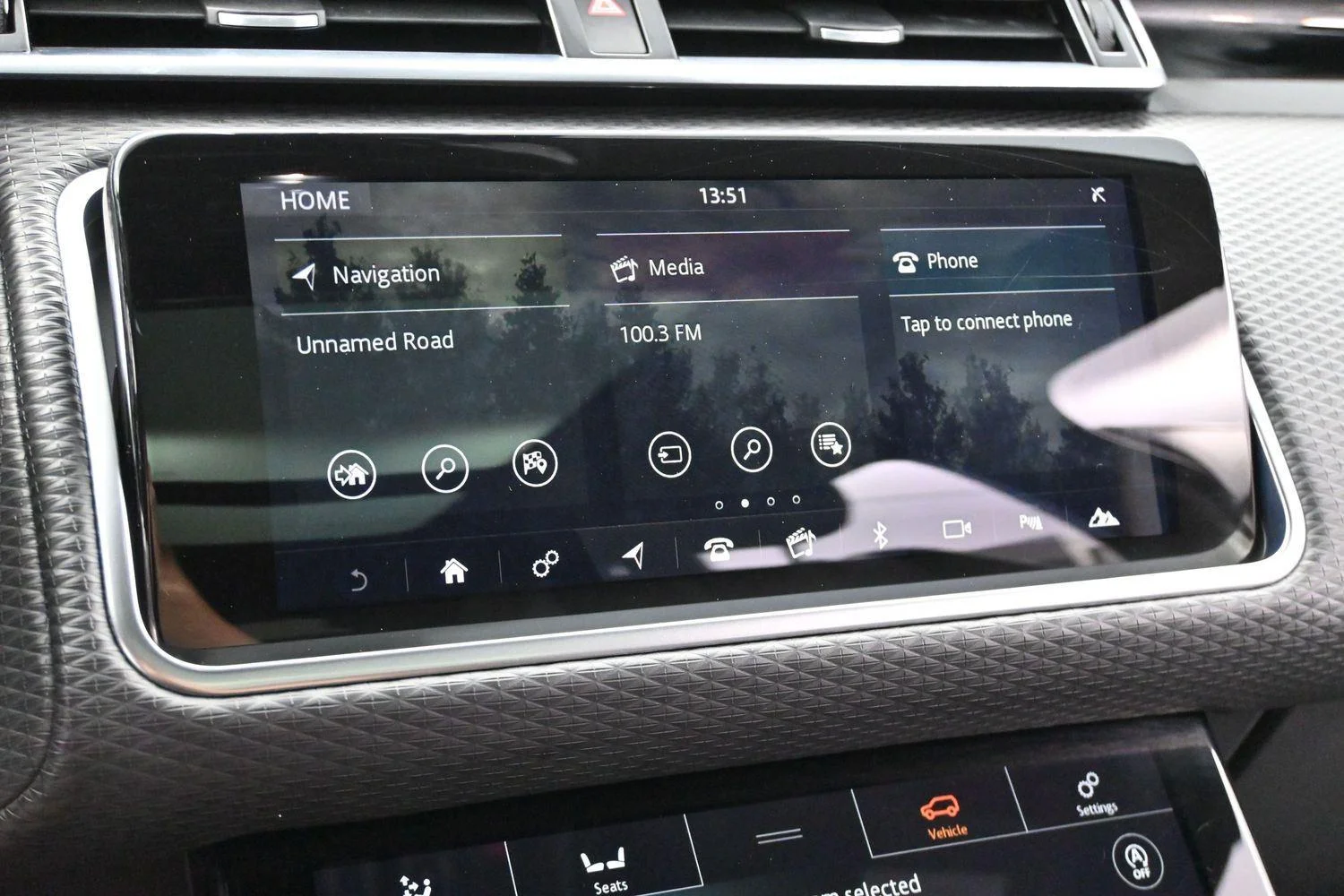 Used 2020 Silicon Silver Premium Metallic Land Rover R-Dynamic S image 23