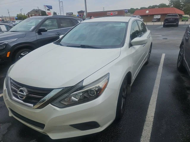 Used 2017 White Nissan 2.5 SR image 4