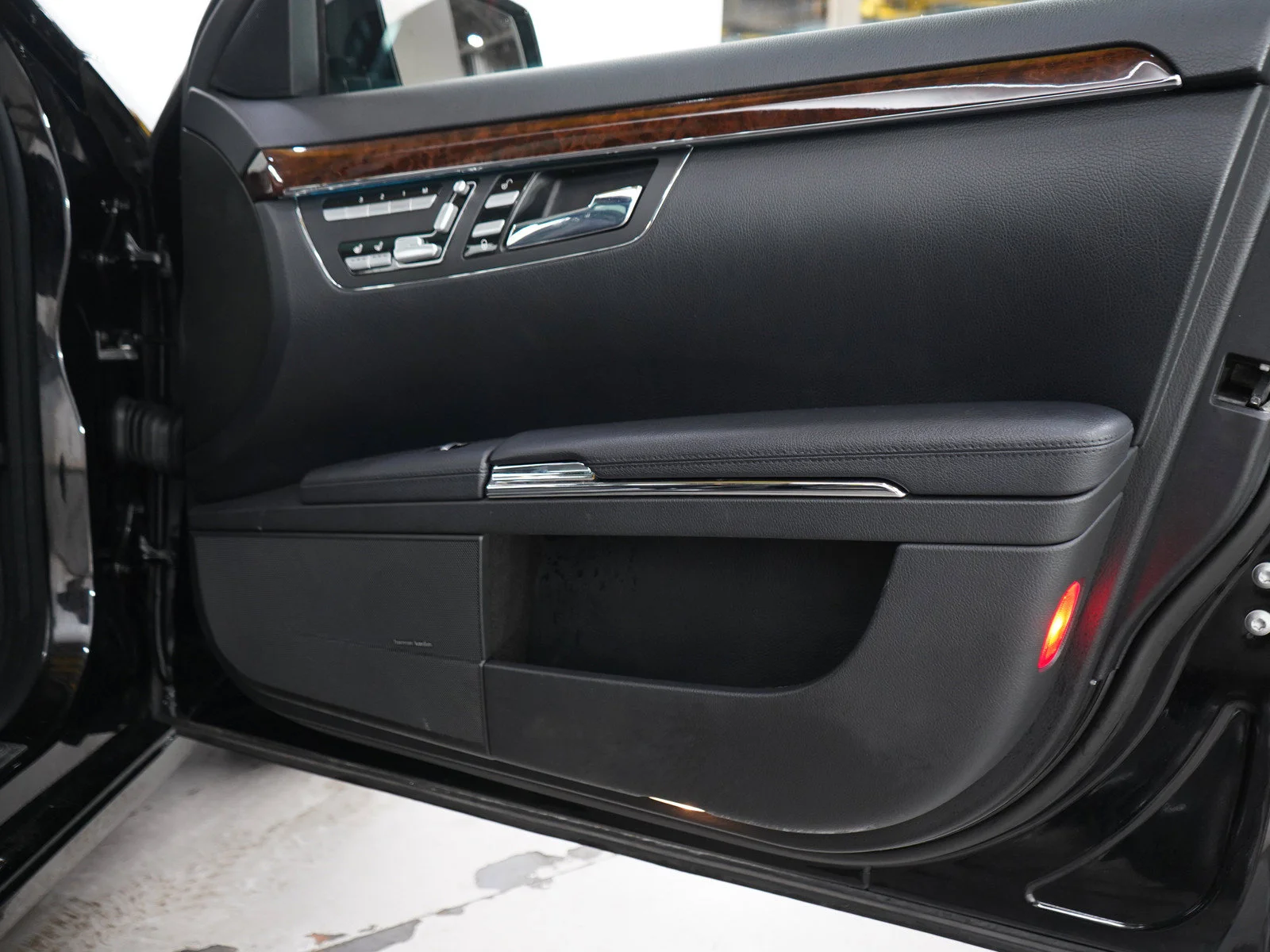 Used 2011 Black Mercedes-Benz 4D SEDAN S550 4MATIC® image 9