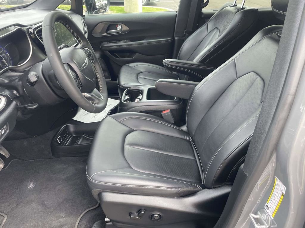 Used 2025 White Chrysler Select image 11