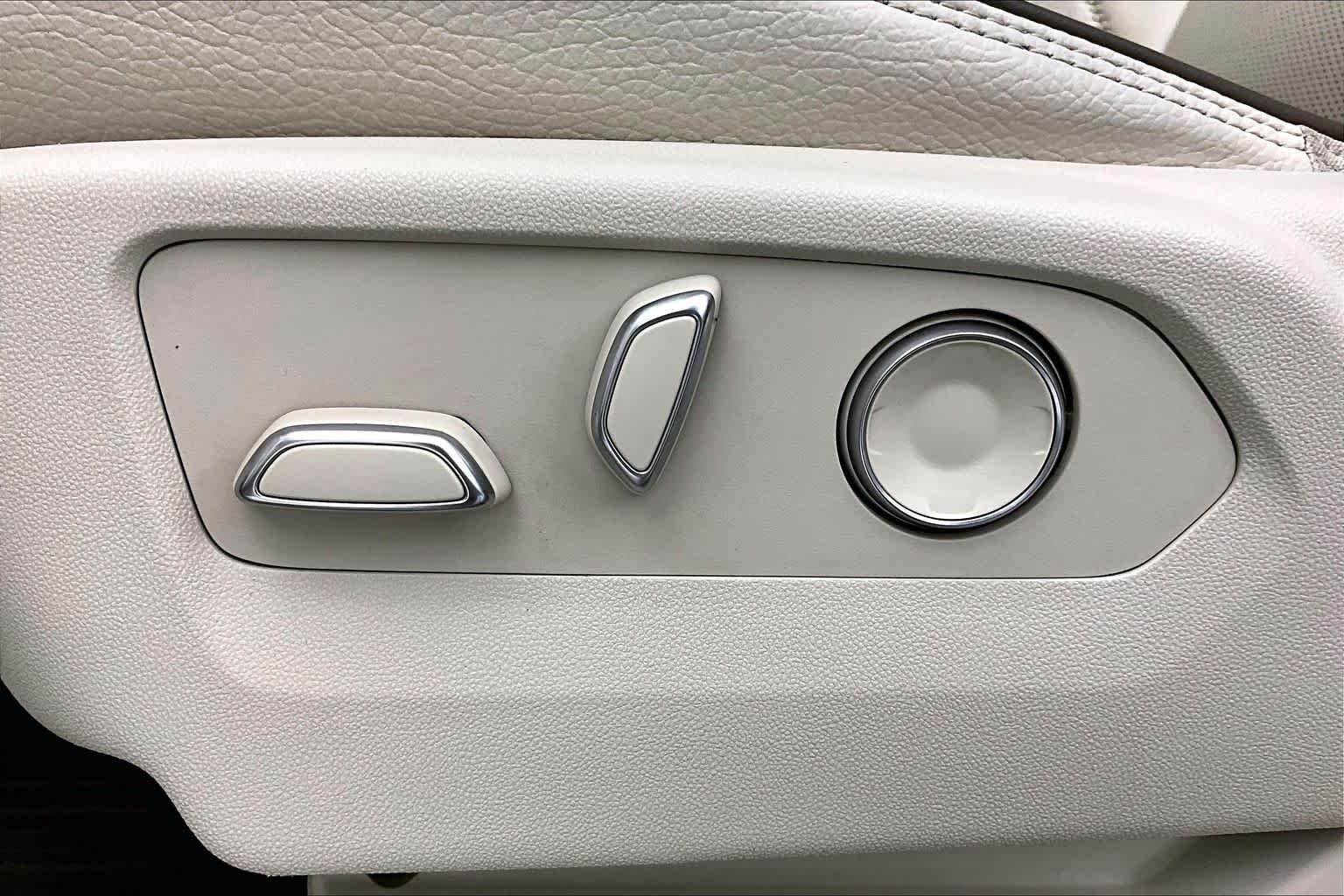 Used 2023 White Frost Tricoat GMC Denali image 32