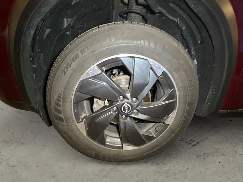 Used 2025 Scarlet Nissan SV image 15