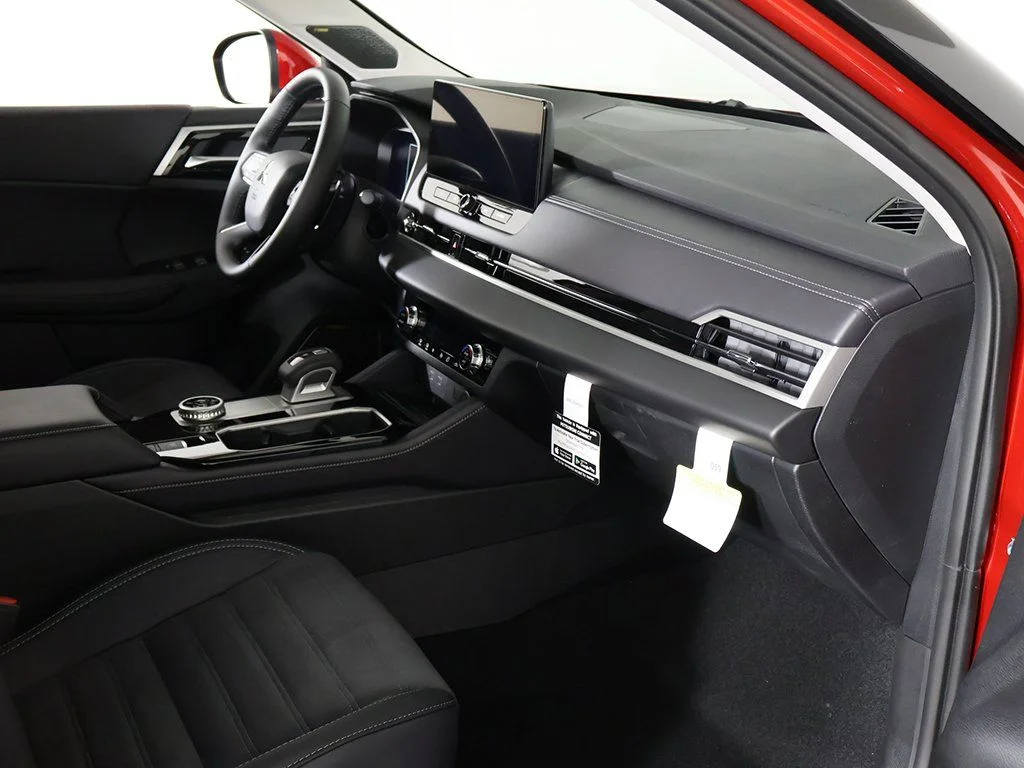 2025 Mitsubishi Outlander SE - Photo 28