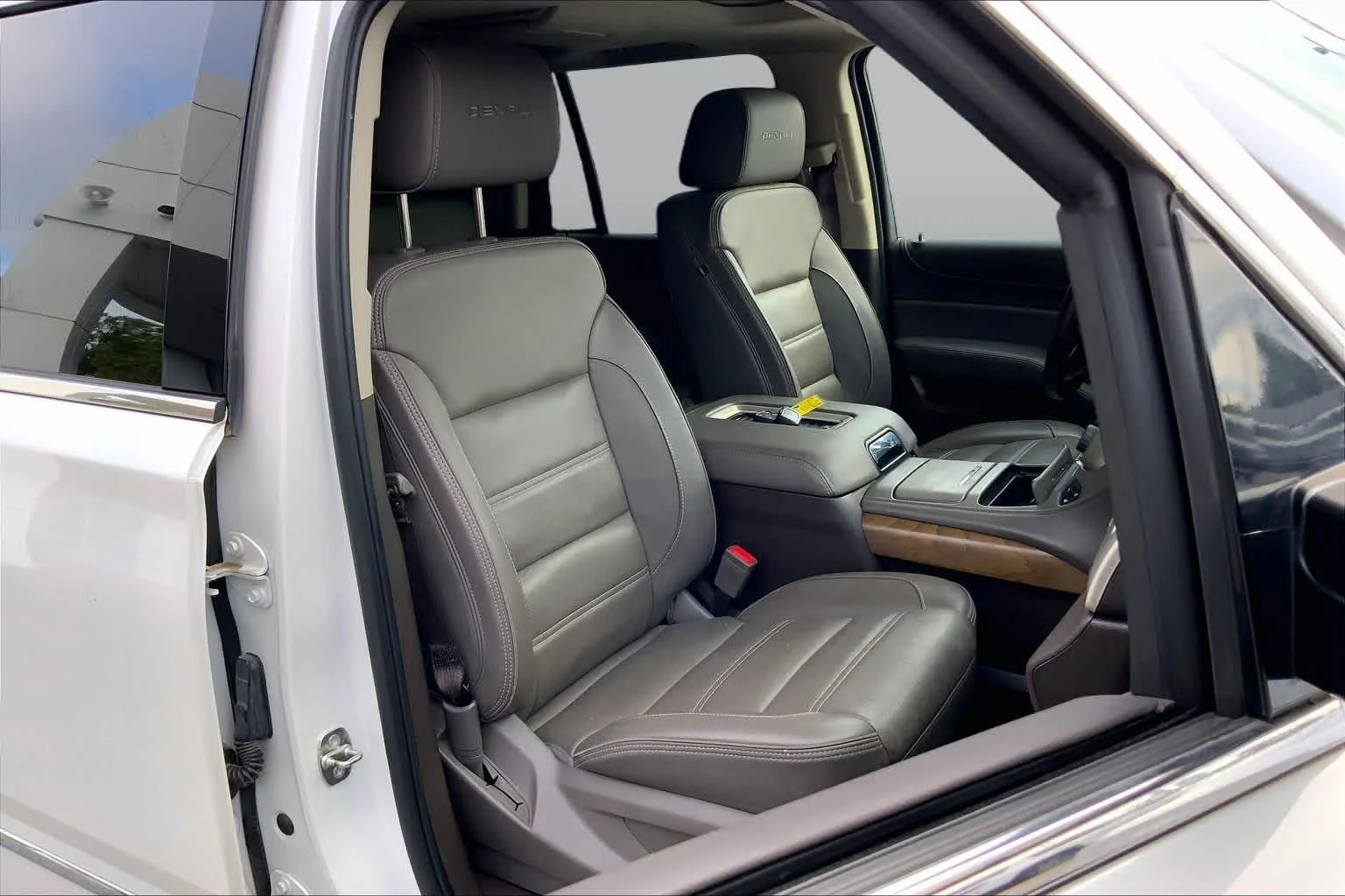 Used 2019 White Frost Tricoat GMC Denali image 8