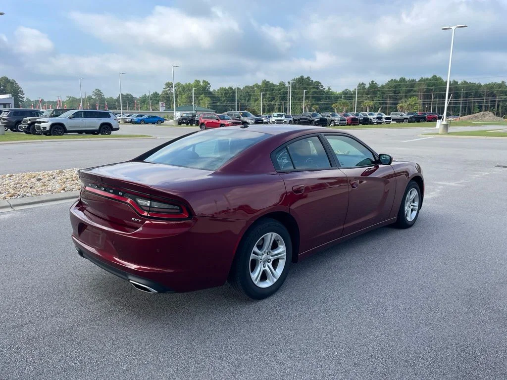 Used 2018 Red Dodge SXT image 4