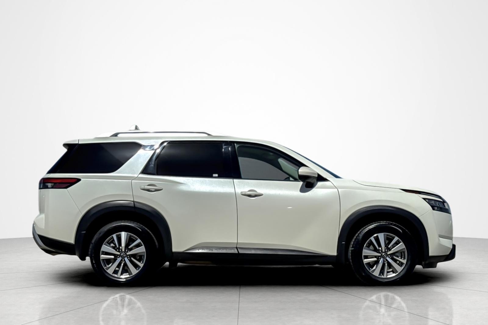 Used 2022 WHITE Nissan SL image 6