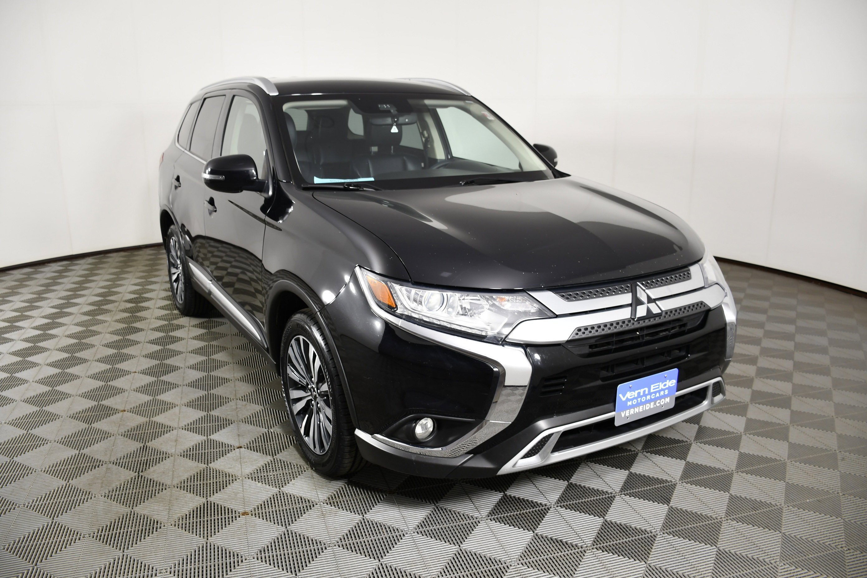 Used 2020 Labrador Black Metallic Mitsubishi SEL image 3