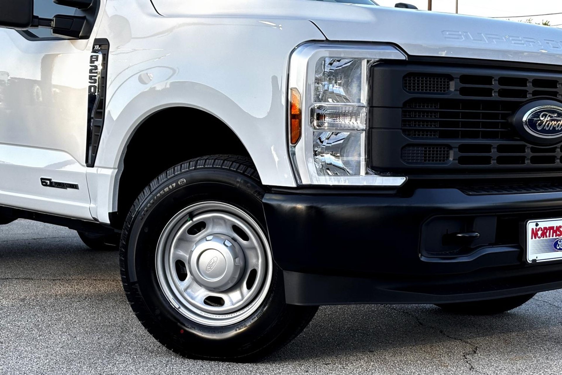 New 2025 Oxford White Ford XL image 3