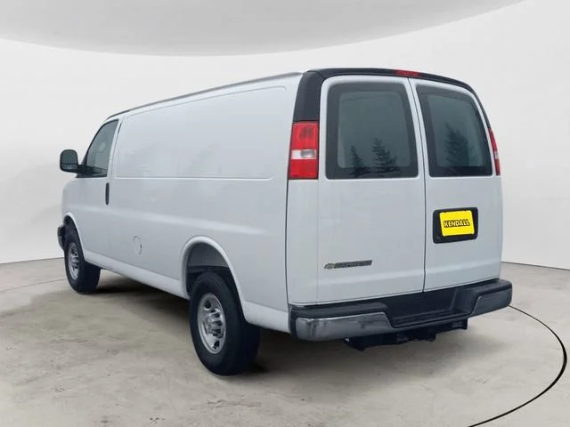 New 2025 Summit White Chevrolet WT image 3