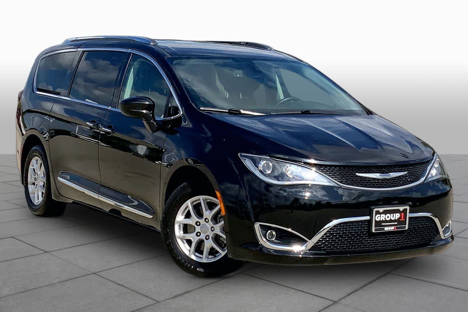 Used 2020 Brilliant Black Crystal Pearlcoat Chrysler Touring L image 3
