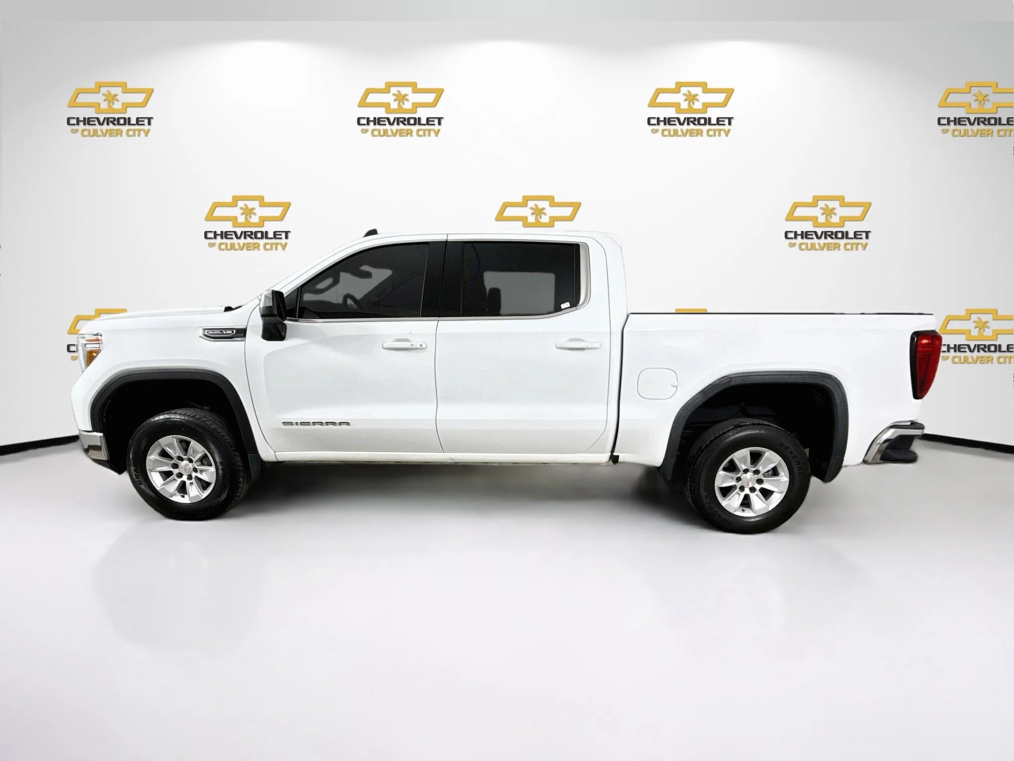 Used 2021 SUMMIT WHITE GMC SLE image 5