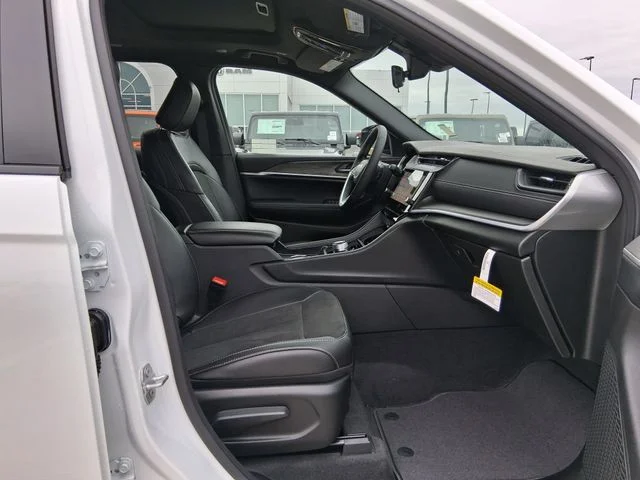 New 2026 Bright White Clear-Coat Exterior Paint Jeep Altitude image 25
