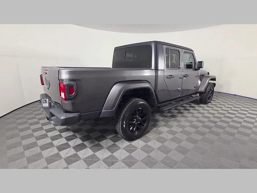 Used 2022 Granite Crystal Metallic Clearcoat Jeep Altitude image 38