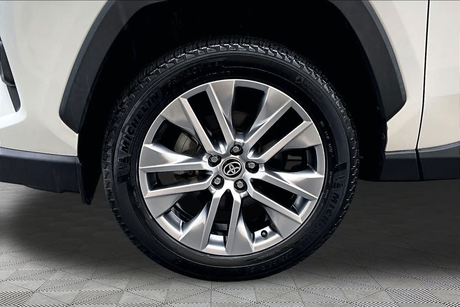 Used 2022 Blizzard Pearl Toyota XLE Premium image 11