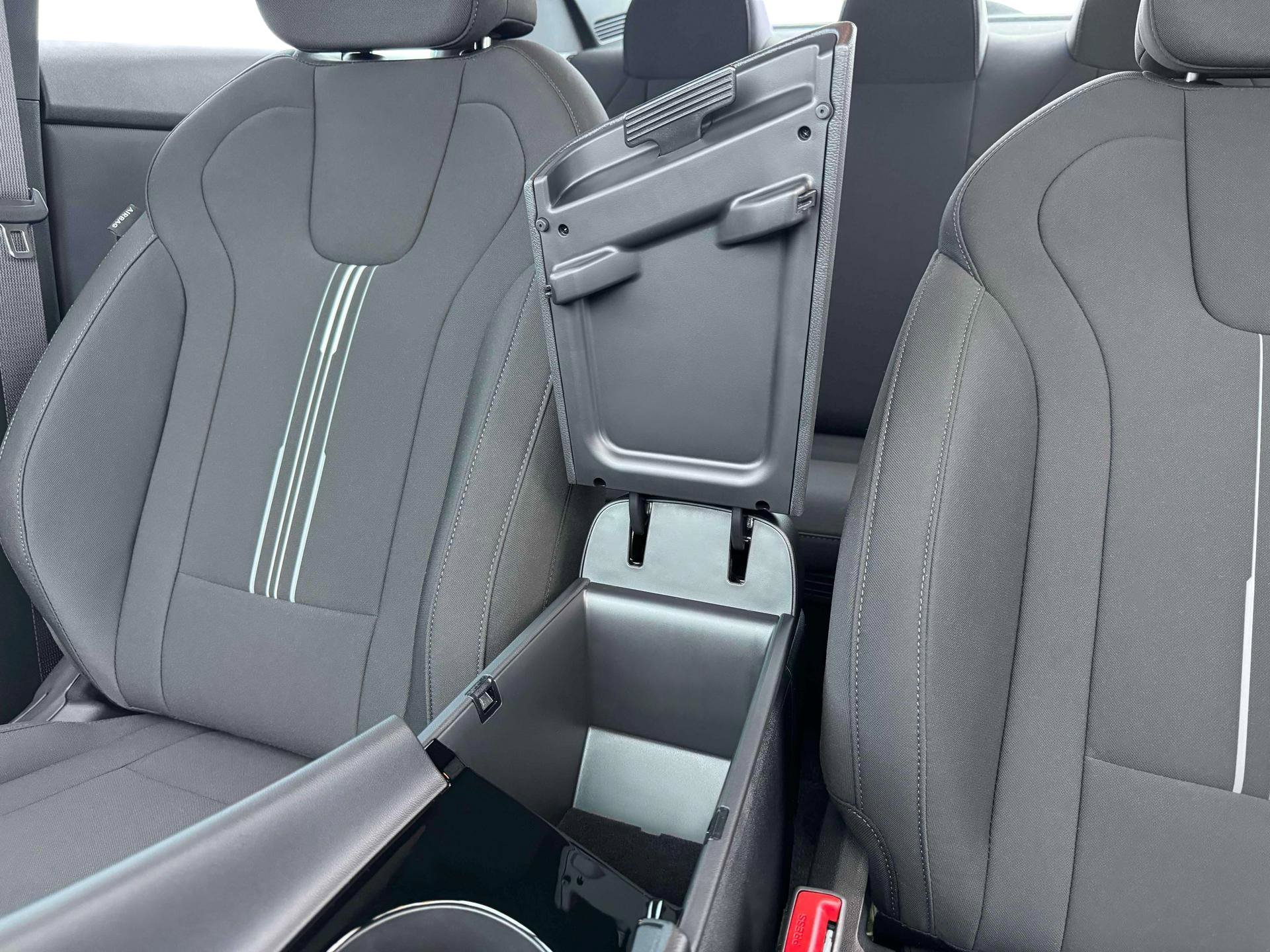 Used 2025 White Hyundai SEL Sport image 18